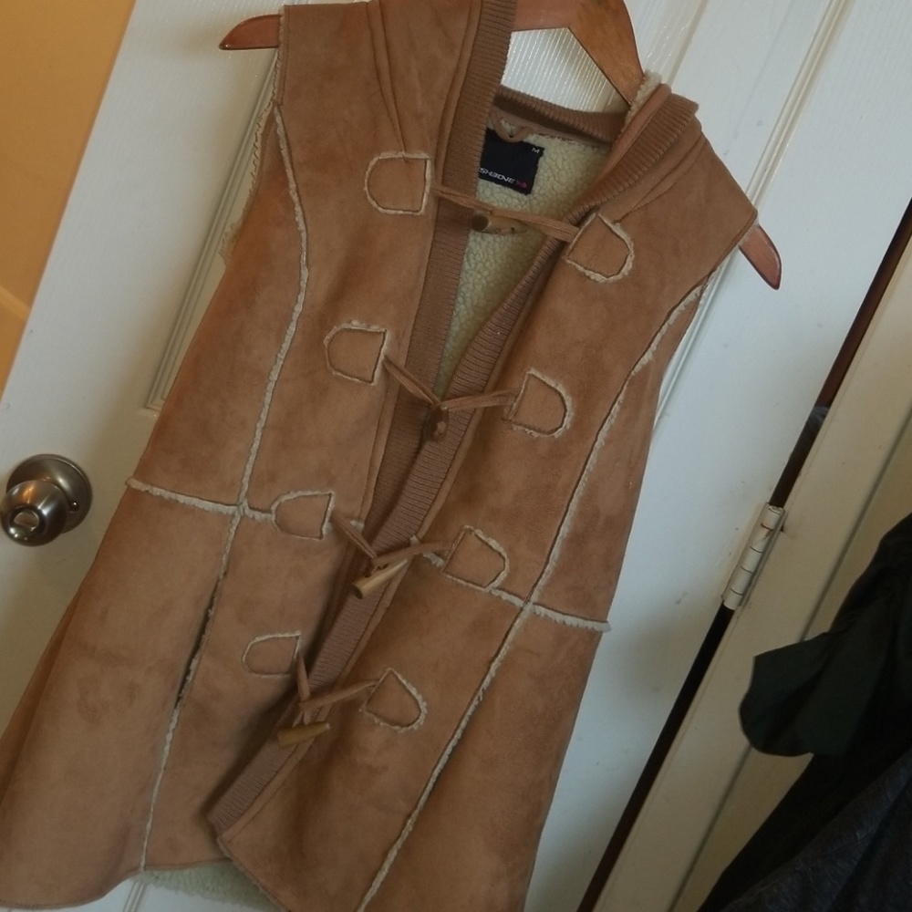 Hooded shearing vest